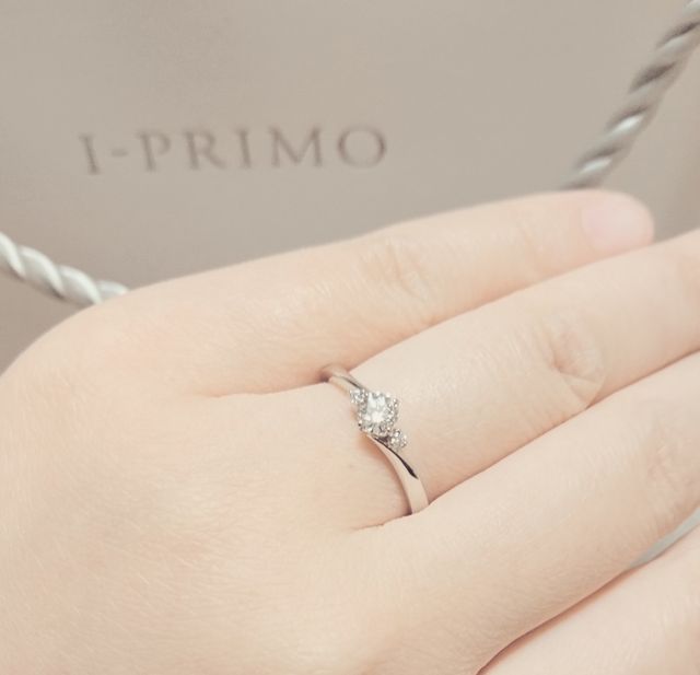 メインのダイヤモンドの両隣にもダイヤモンドがあるタイプ