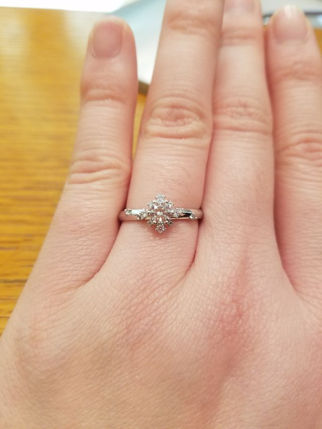 ひし形のデザインの婚約指輪です。0.3カラットです。