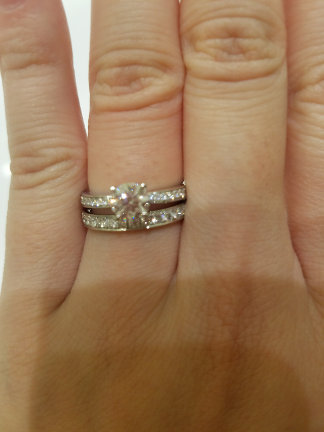 上が婚約指輪、下が結婚指輪です。