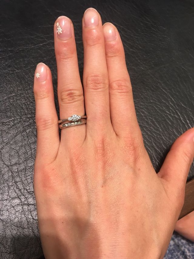 結婚指輪と重ねづけした婚約指輪。