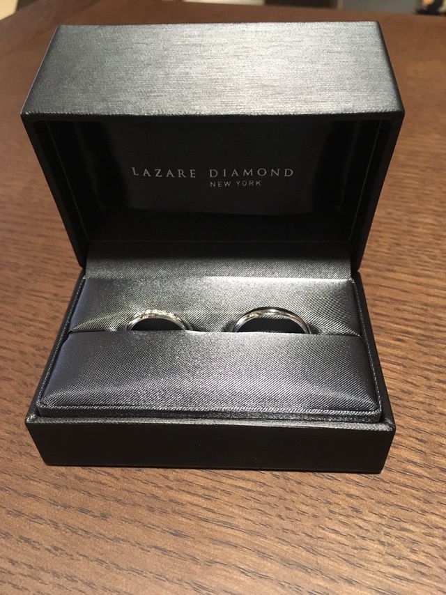 刻印が入った結婚指輪。主人が喜んで写真を撮りました。