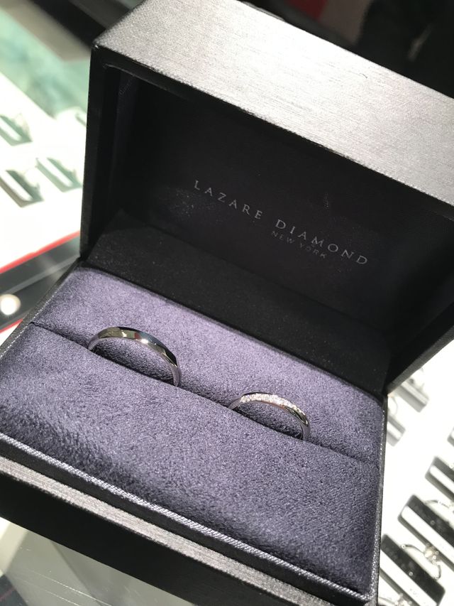 ラザールダイヤモンドの結婚指輪です。
