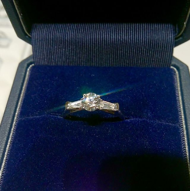 メレダイヤが四角の珍しいデザインに一目惚れ。