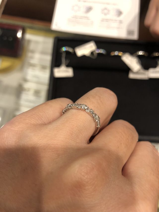 ダイヤモンドがひし形と円形で並んでいます