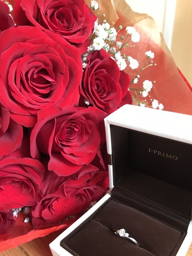 婚約指輪と花束を送りました。