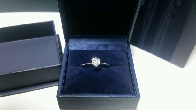 プロポーズリングです。指の大きさに応じて調整出来ます。