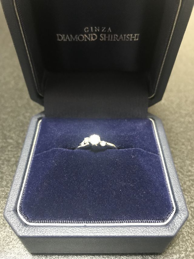 左右非対称なデザインが珍しくとても可愛いです。