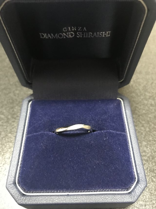 少しくねっとしたデザインがシンプルすぎず可愛いです。