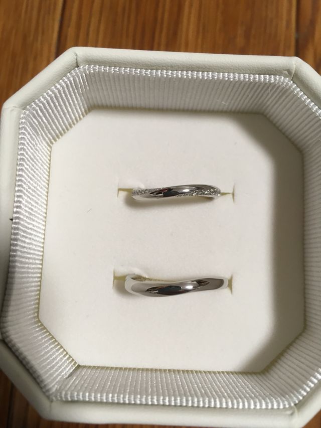 中央がシルバー、両サイドのウェーブ部分にダイヤが入ってる。