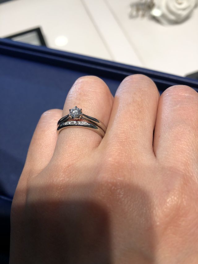 セットリングです！形と指輪の名前に惹かれて決定。