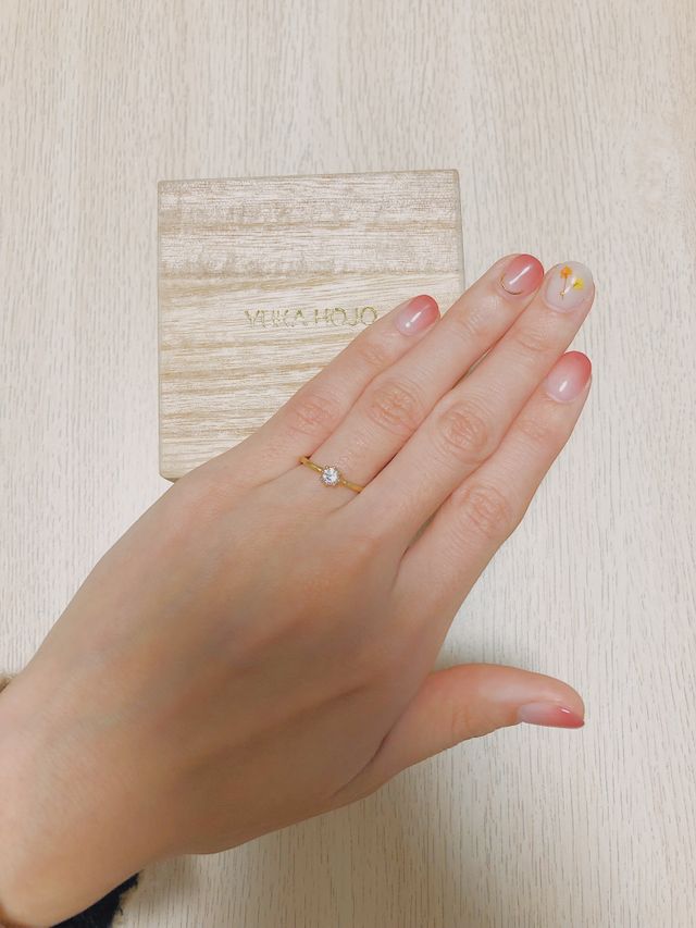 ゴールドの婚約指輪です。