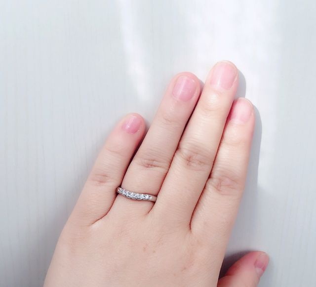 結婚指輪。緩やかなV字と7粒のダイヤモンドがとても上品です。