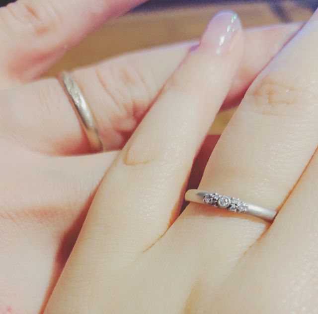 左が主人の指輪16号、右が婦人サイズ9号です。