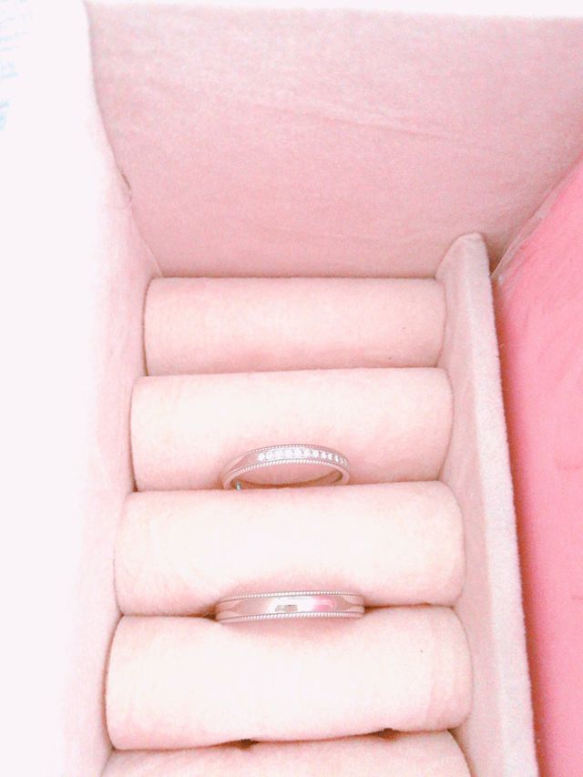 上がダイヤ入り、下がミル打ちのみ