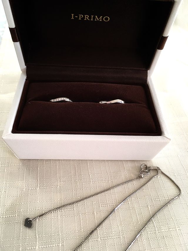 仕事中は指輪は出来ないので、ネックレスも一緒に購入しました