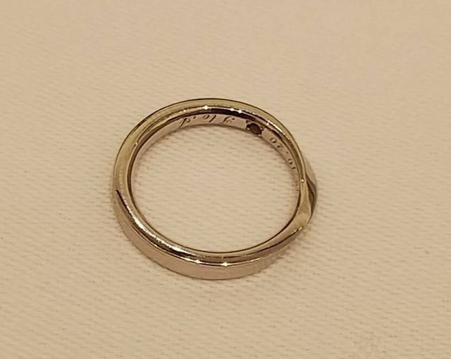 指輪の内側に入籍日とイニシャル、誕生石を入れました。