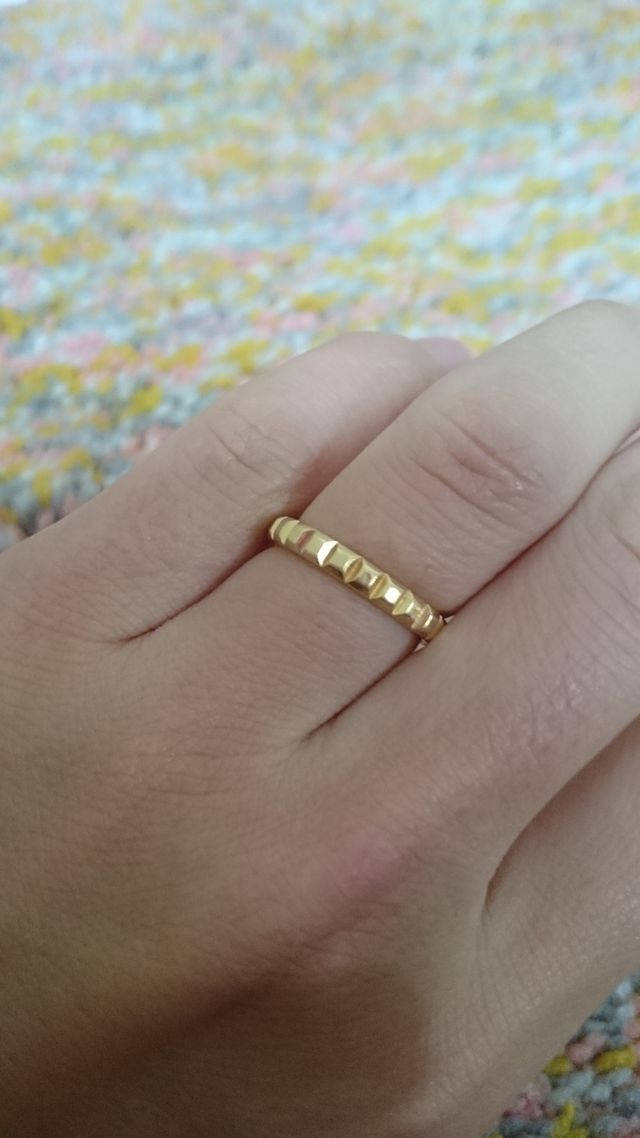 色はイエローゴールドです。