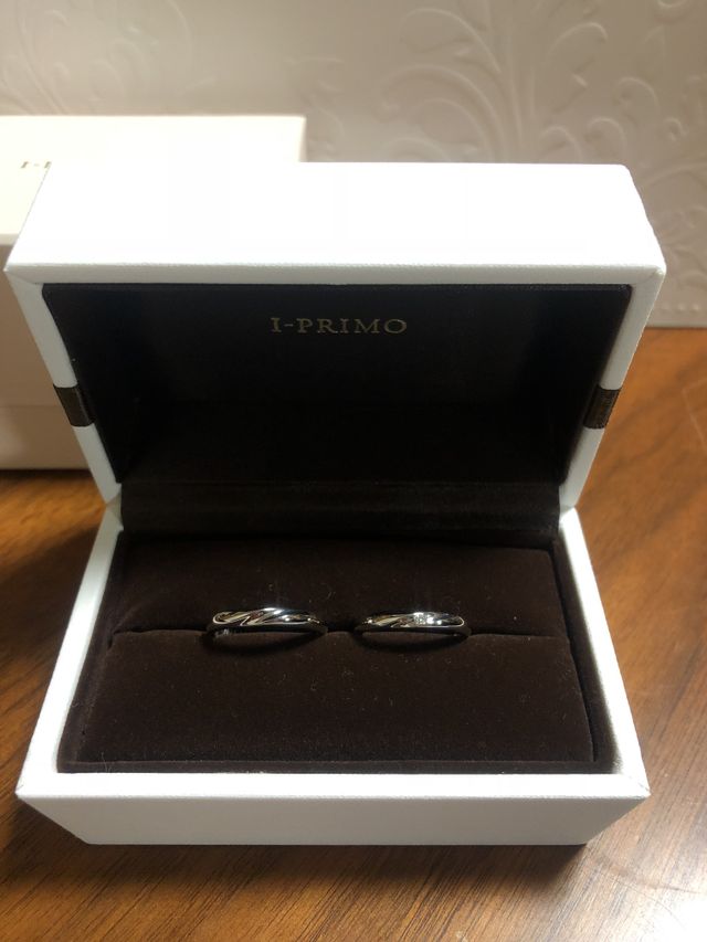 斜めにくぼみが入ったデザインです。