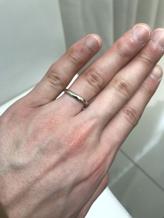 形状はウェーブで、つや消し加工がされている。