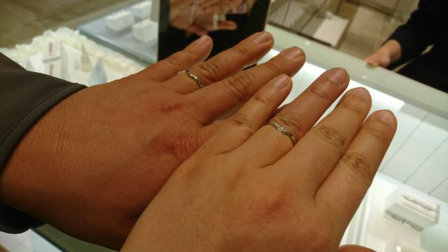 少しウェーブがかったプラチナ結婚指輪