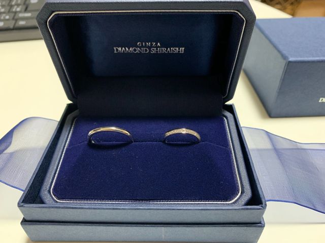 メレダイヤが上半面に並んでいる変わったデザインです。。