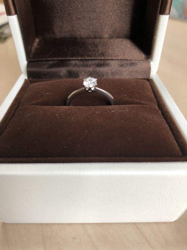 横から見ても、透かしがあってとても綺麗です。