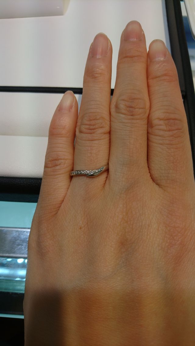 V字でメレダイヤ入り