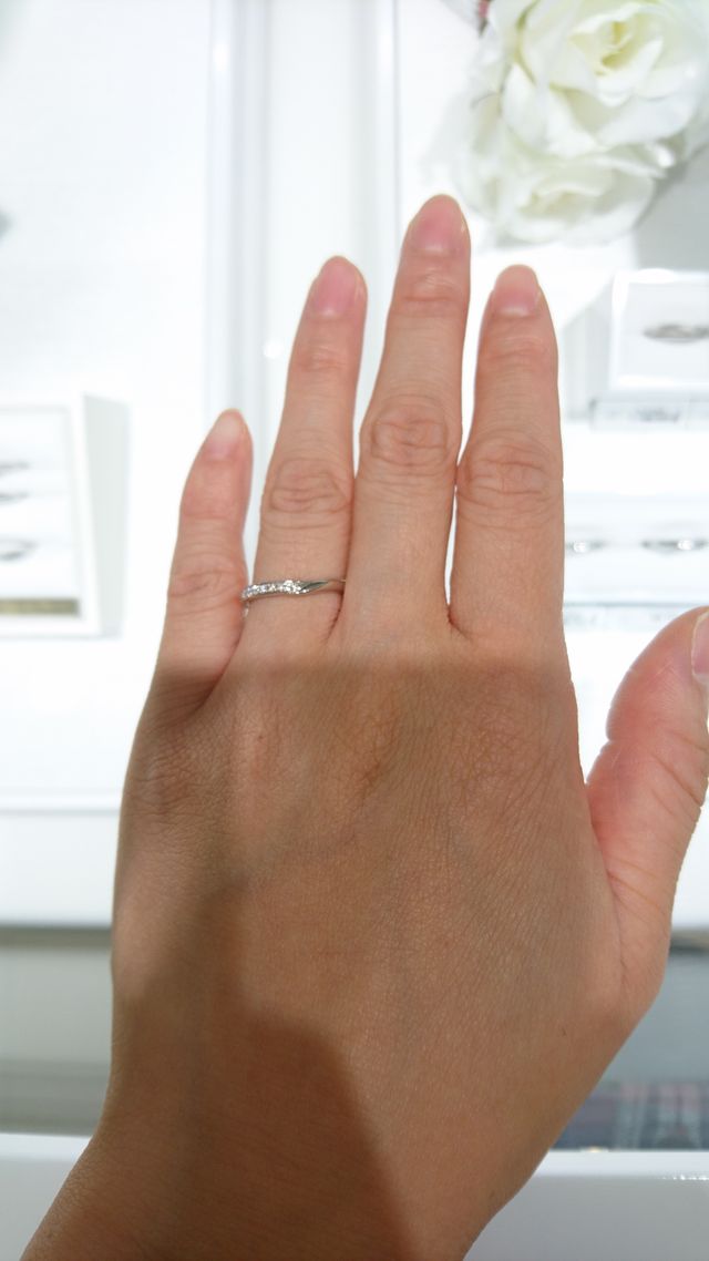 ゆるやかなV字のメレダイヤ入り