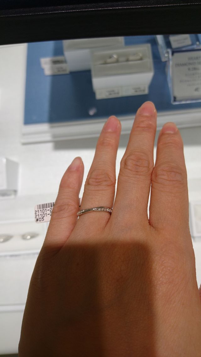 裏と表？で石の見え方が違う指輪。ネット非掲載の店舗限定品。