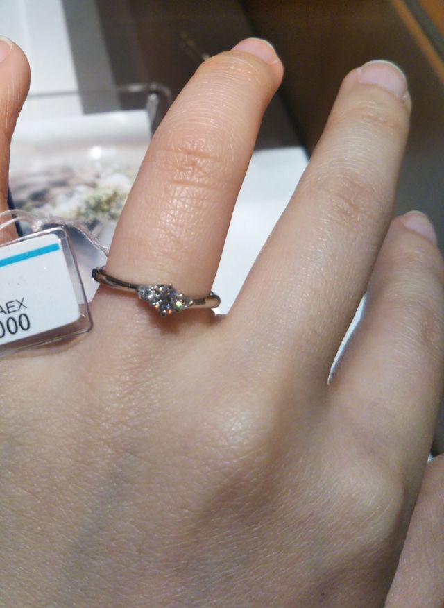 真ん中0.23カラット、サイドに2つダイヤモンド