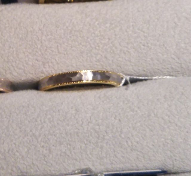 シンプルすぎない表面に模様がある指輪