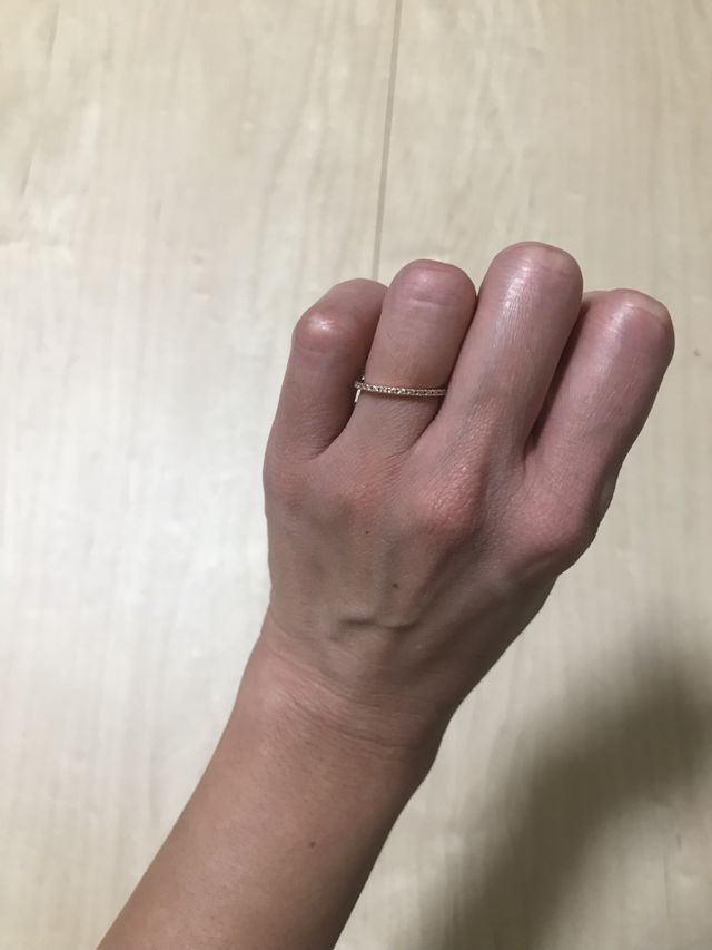 シンプルなデザイン華奢なデザイン重ね付けにもピッタリです。