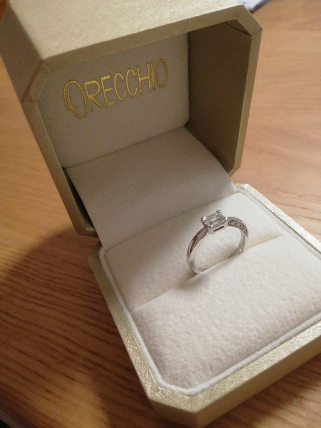 エメラルドカットのダイヤモンド側面にアシンメトリーにダイヤ。