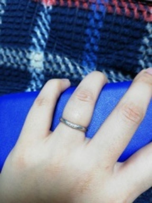 結婚から4年。出産もあり、太ってしまった残念な指です。