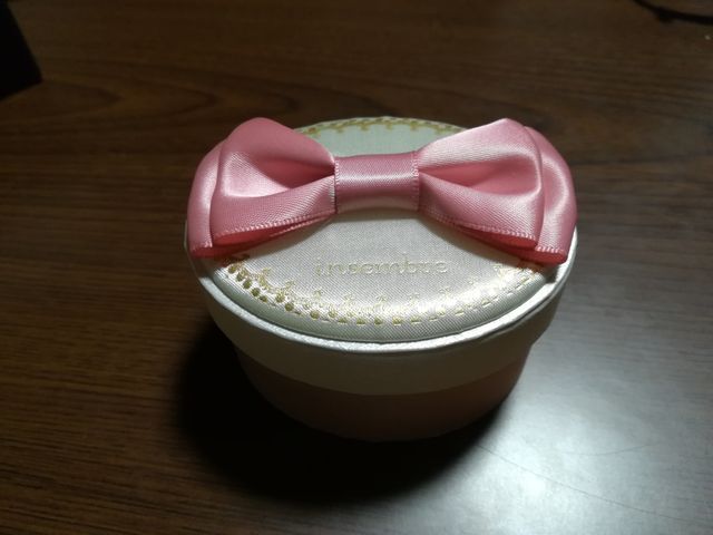 中の箱。お菓子の箱のような可愛らしさ。