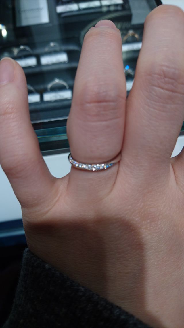 結婚指輪をはめた写真
