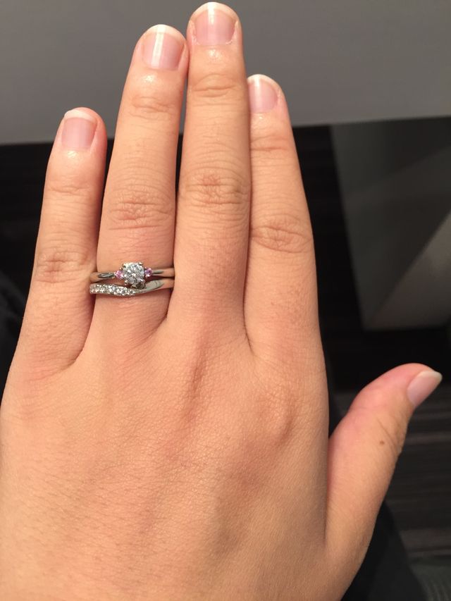 婚約指輪との重ね付けもばっちり。