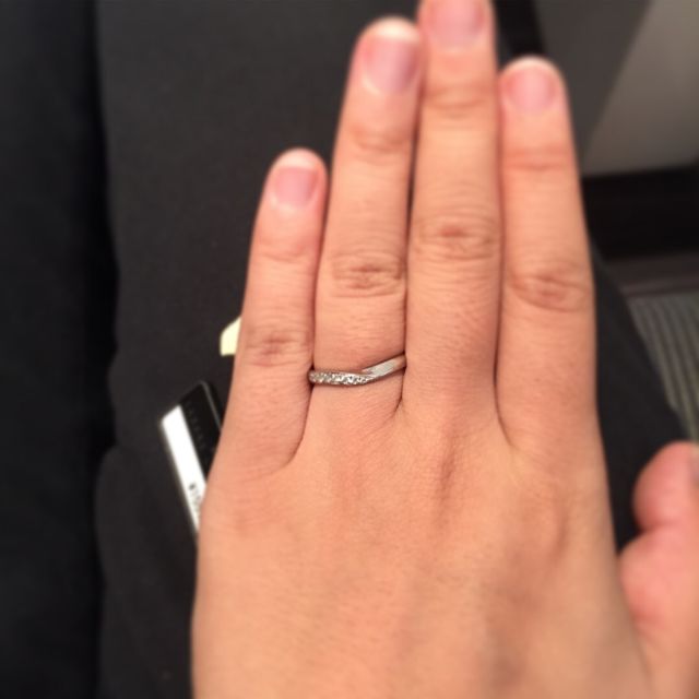 ゆるやかなV字です。