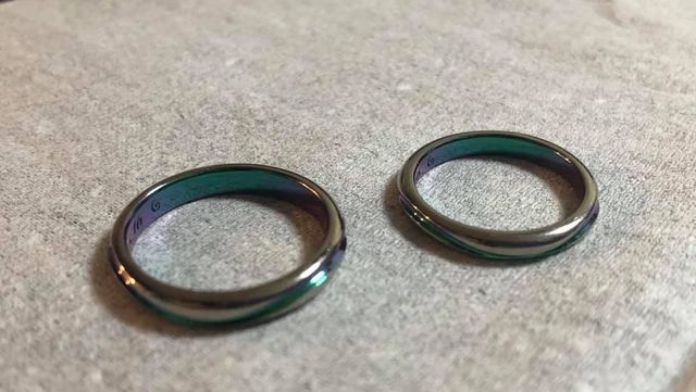 Zrに酸化被膜を施して色をつけています。