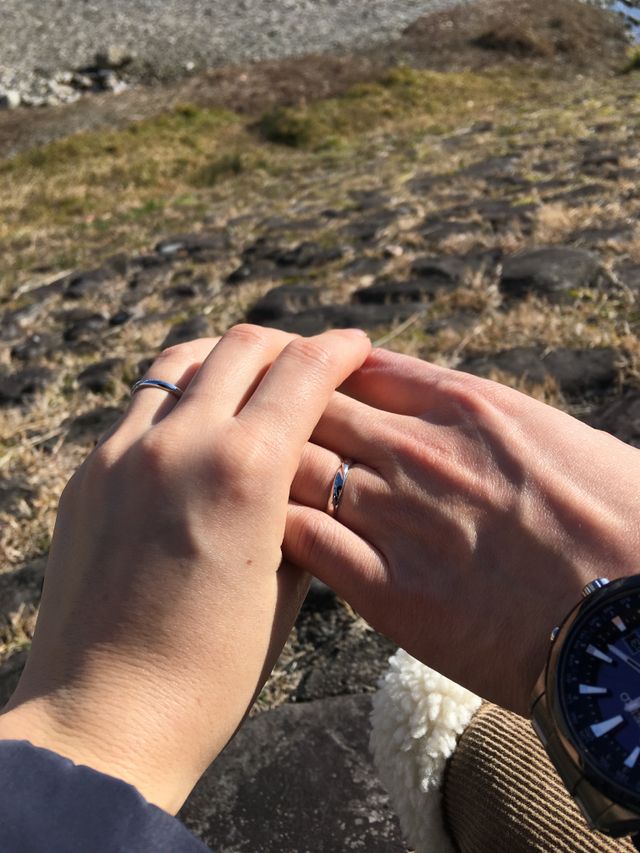 指輪をつけて川辺で