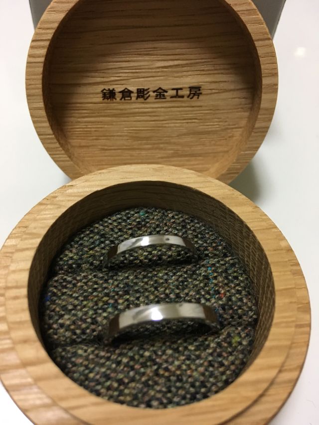 プラチナ・平打ち・クリア仕上げ。内側に名前の刻印