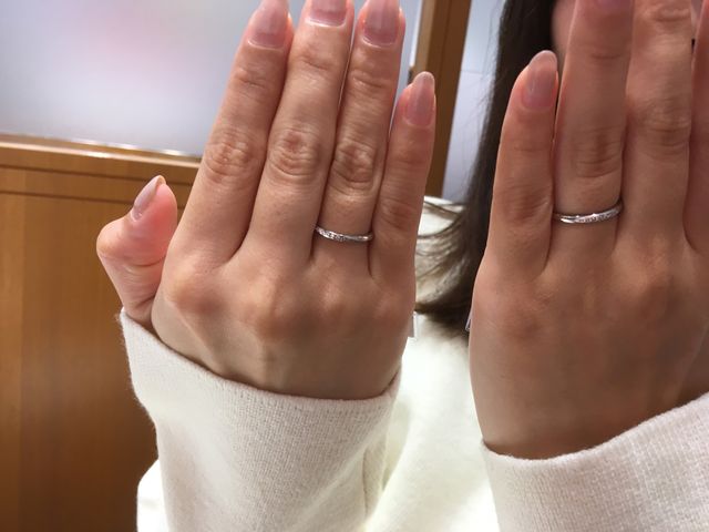 右側の指輪
