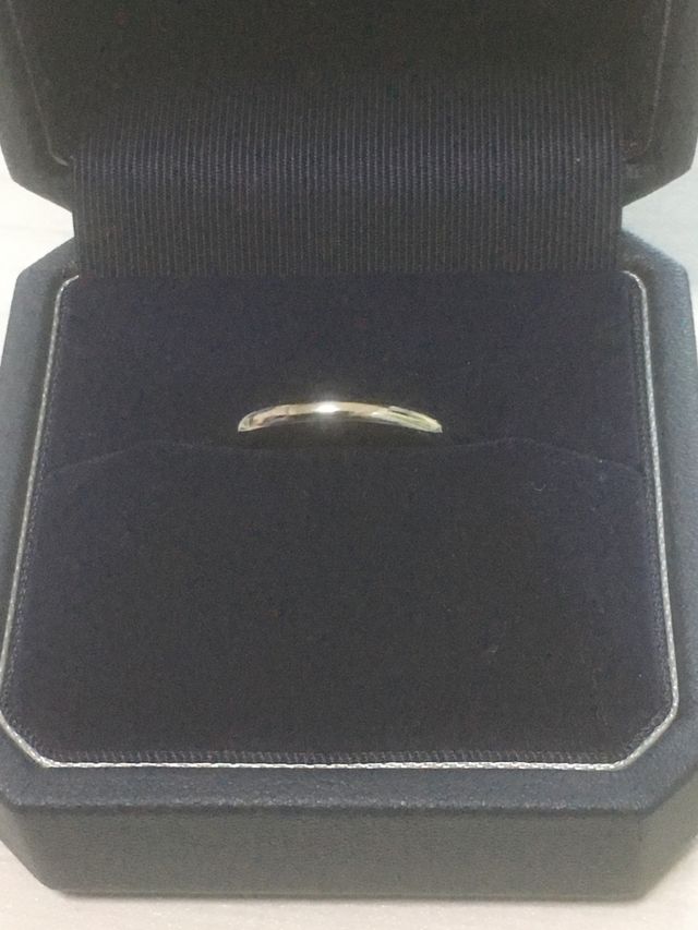 結婚指輪です。お互いの名前を刻印しました。