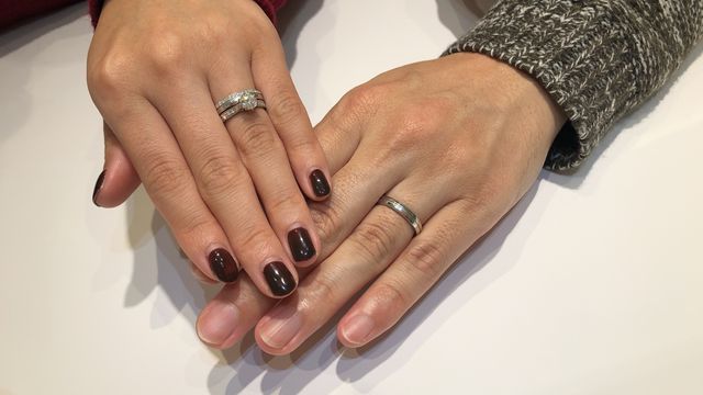 婚約指輪との重ね付けが好みだったのが決め手です。