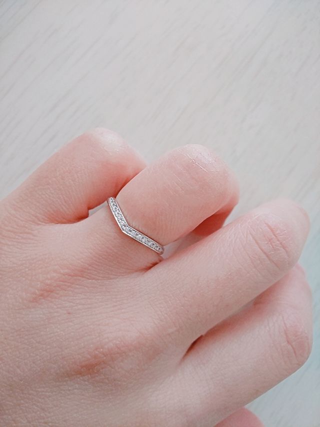 V字でダイヤが見える範囲についています。