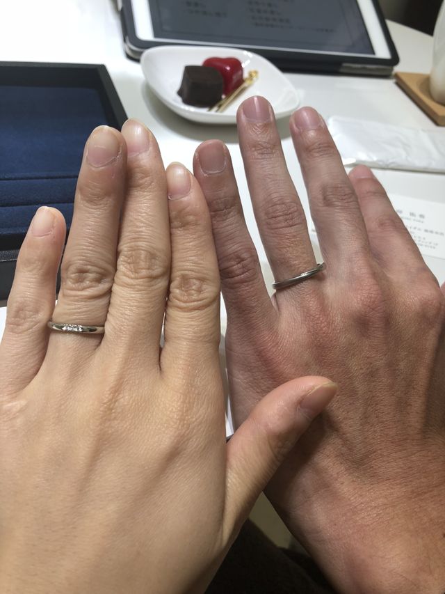 レディースはダイヤが3個付き、メンズは半分つや消し加工