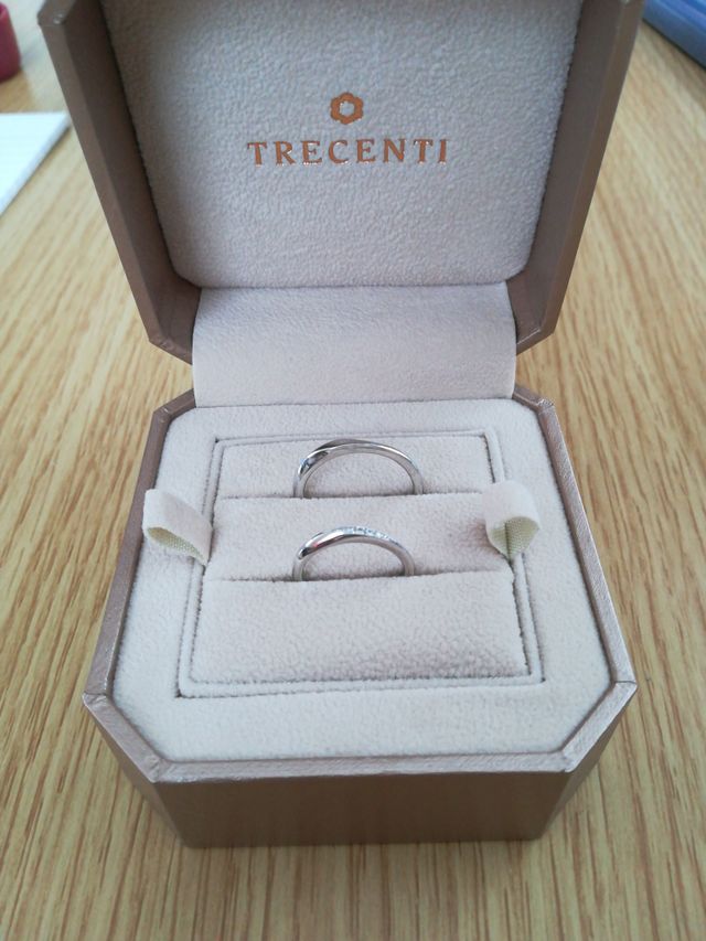 婚約指輪と重ねてつけて馴染むデザインだったので決めました。