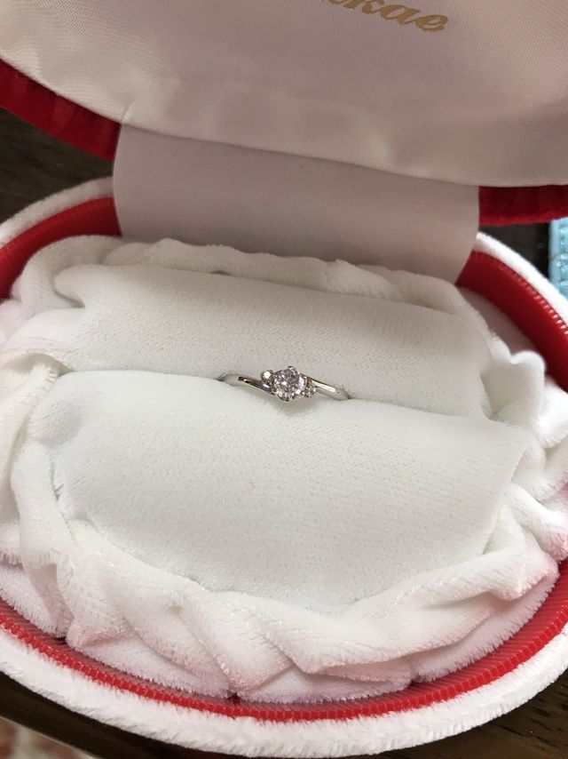 ダイヤの輝きが眩しいです。