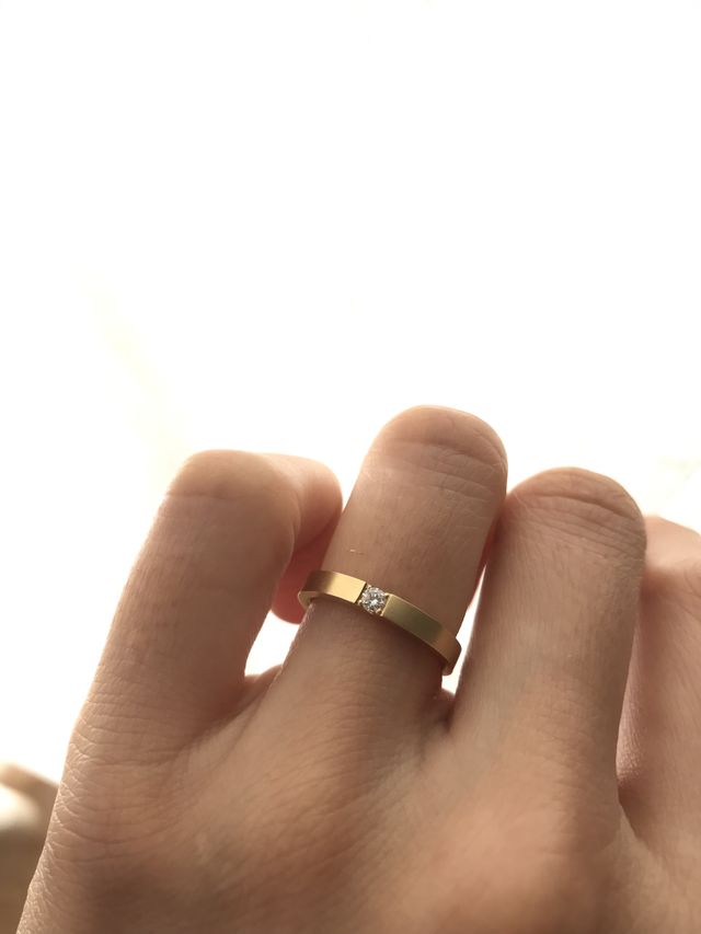 夫は色違い＋ダイヤと同幅を鏡面にしてお揃い感を出しました。