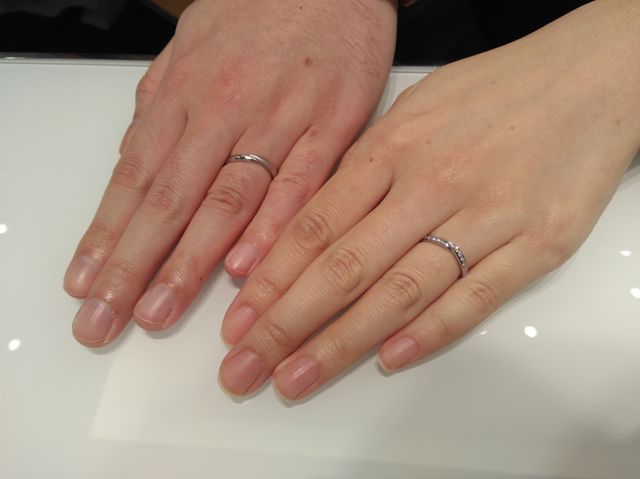 女性リングはハーフエタニティです。